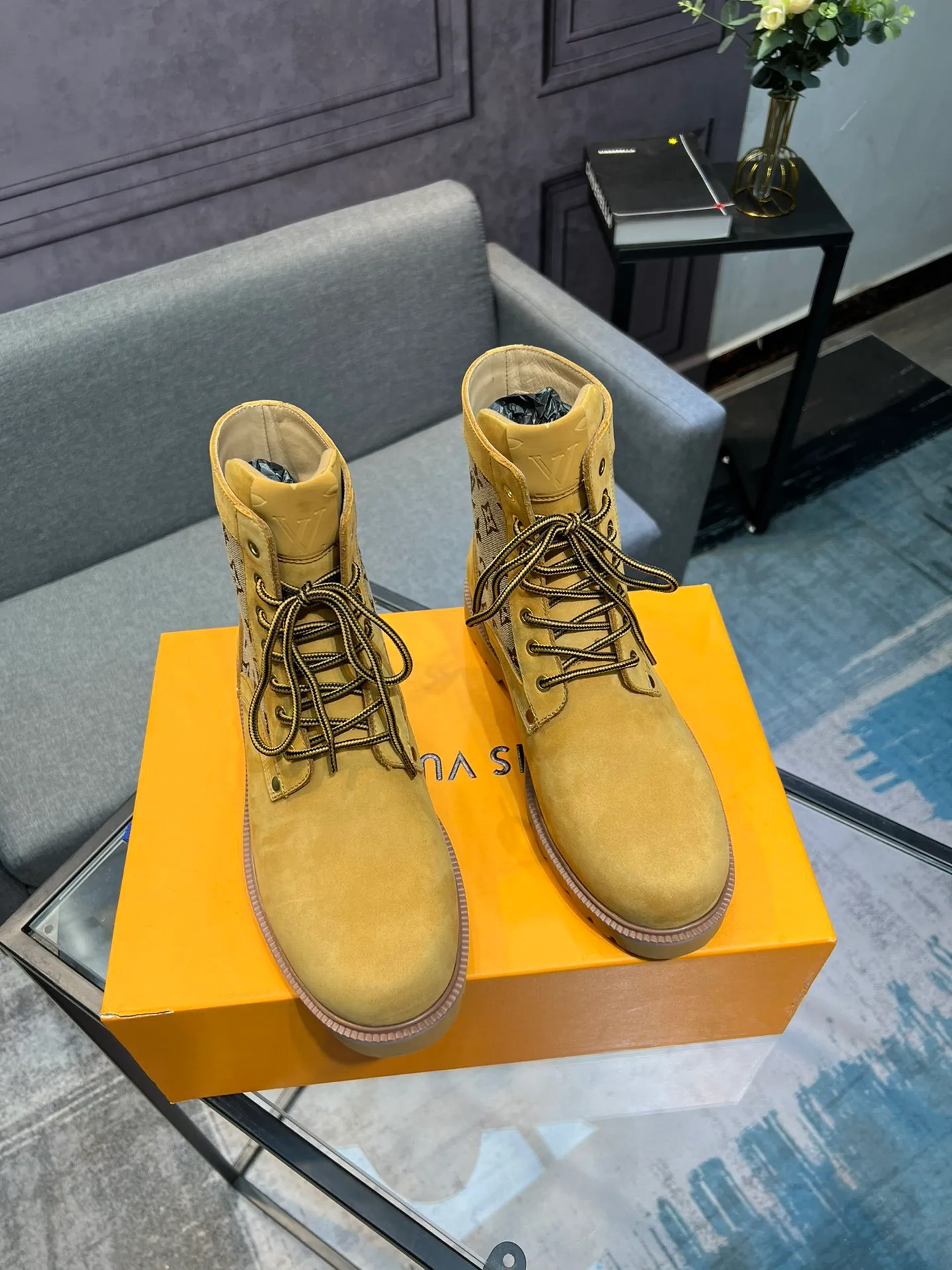 Men's shoes 💰920 L Home - the latest LV men's business casual boots, luxury and nobility are a must. They are all made of imported original first-layer cowhide, just to create a more comfortable wearing experience. ➕Top imported water-dyed full cow lining, original high wear-resistant outsole! 👏👏 Size: Male 39-44; (38 45 46 customized)
